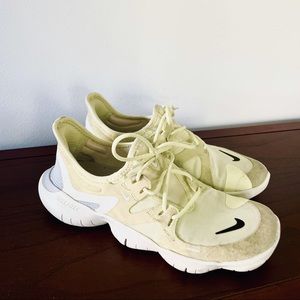 NIKE Free Shoes Size 7,5 Colour yellow